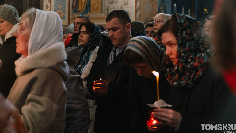 Пасхальная ночь в Томске: как прошла служба в Петропавловском соборе