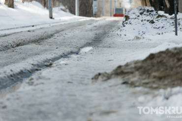 На томских дорогах за выходные использовали 50 тонн песка и реагентов