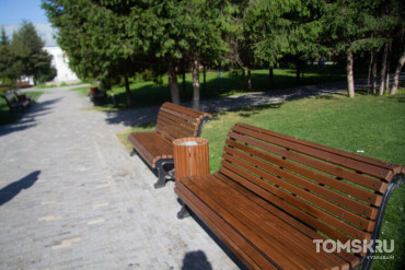 Третья стоит, четвертая не помешает: в центре Томска хотят поставить новые лавочки и урны