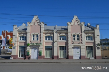В центре Томска на торги выставили корпус торговых лавок начала XX века