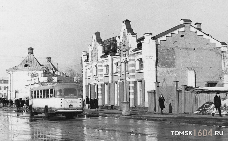 В центре Томска на торги выставили корпус торговых лавок начала XX века