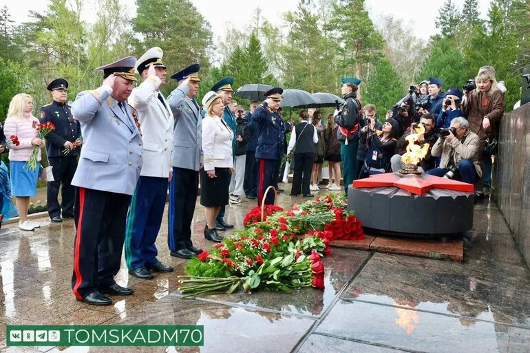 Ветераны и власти Томска возложили цветы к Вечному огню в День Победы