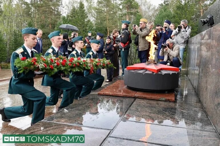 Ветераны и власти Томска возложили цветы к Вечному огню в День Победы