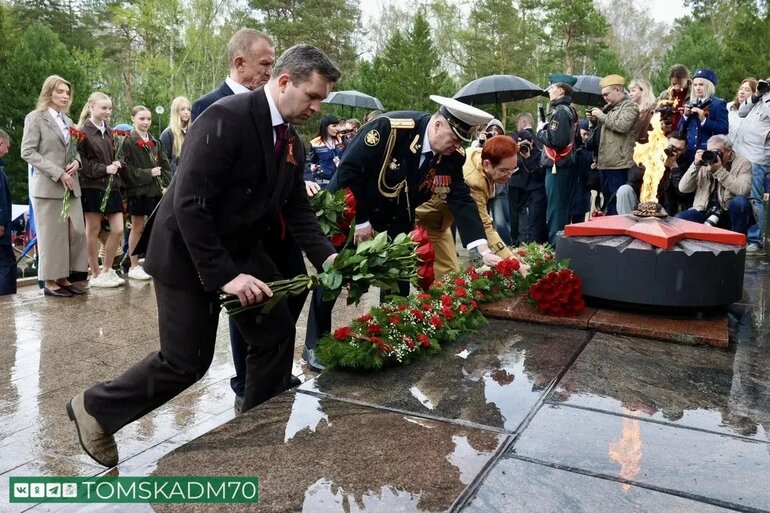 Ветераны и власти Томска возложили цветы к Вечному огню в День Победы