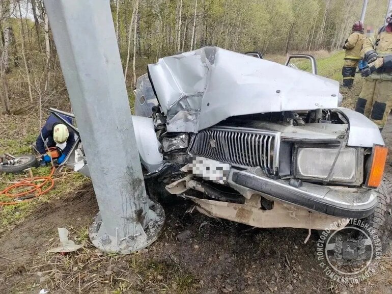 Под Томском «Волга» врезалась в столб: пассажирку доставали спасатели