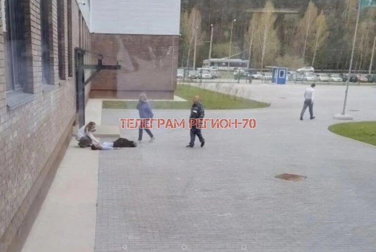 Подросток выпал из окна школы на Высоцкого в Томске