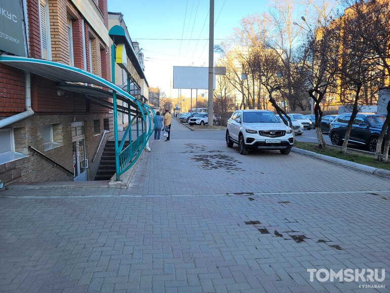 Мастера томской парковки: чудеса на тротуарах и поблизости