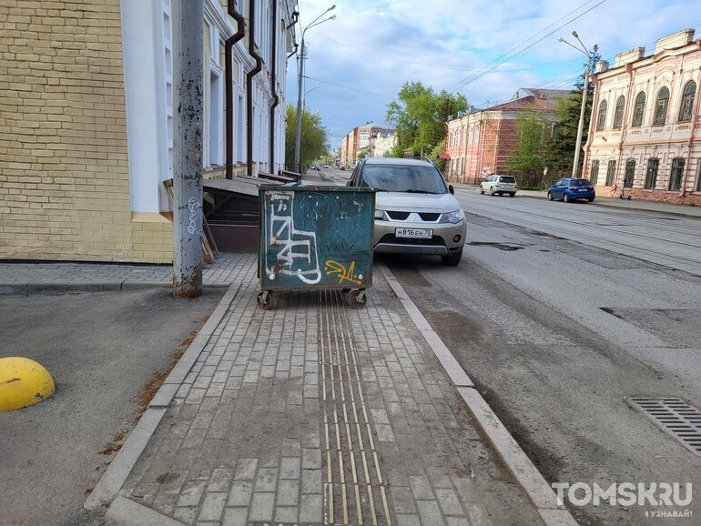 Мастера томской парковки: самокаты, мусорные баки и другие нарушители