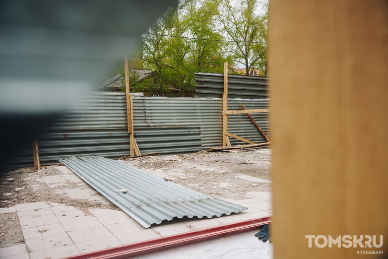 Павильон торговцев фруктами и связью сносят на Нахимова в Томске