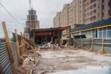 Павильон торговцев фруктами и связью сносят на Нахимова в Томске