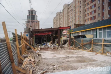 Павильон торговцев фруктами и связью сносят на Нахимова в Томске