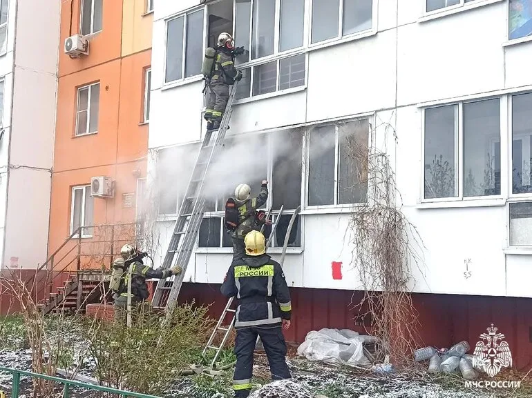 Более 10 детей эвакуированы при пожаре в Томске — жильцы дома винят сауны в квартирах