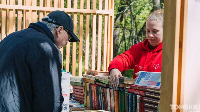 Лектории и ярмарка книг: в Томске стартовал фестиваль искусства и чтения «ТОМ»