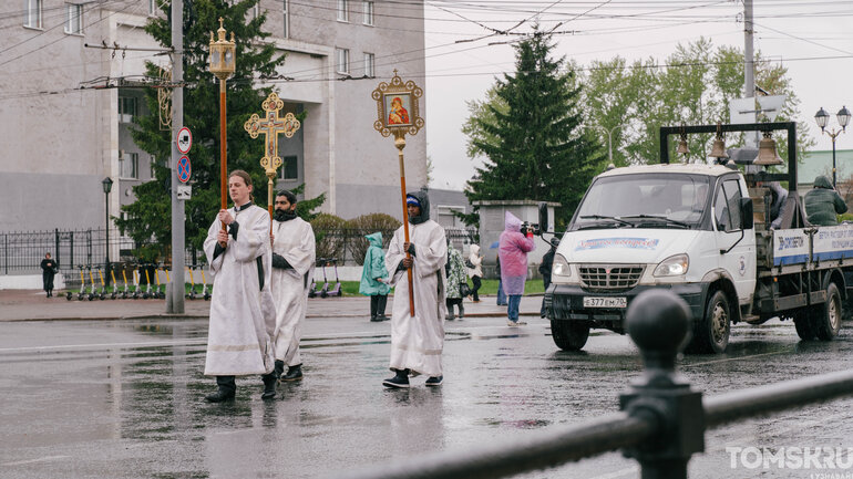 Тысячи томичей прошли крестным ходом через центр города