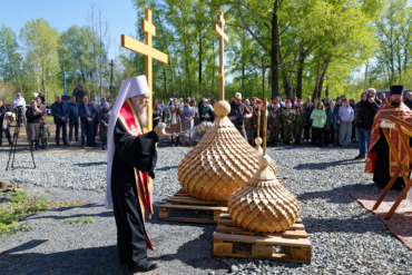 В Хромовке освятили кресты и купола будущего храма Феодора Томского