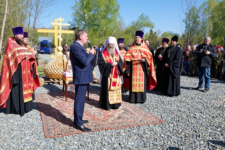 В Хромовке освятили кресты и купола будущего храма Феодора Томского