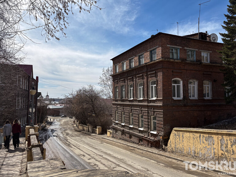 Остатки векового величия: почему в Томске не ремонтируют брусчатку на Бакунина?