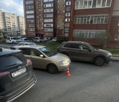 11-летний мальчик попал под машину во дворе на Иркутском тракте в Томске