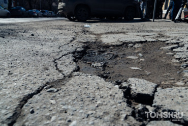 «Дороги полностью разбиты»: мэрия Томска ответила жителям Бакинского и Пролетарского