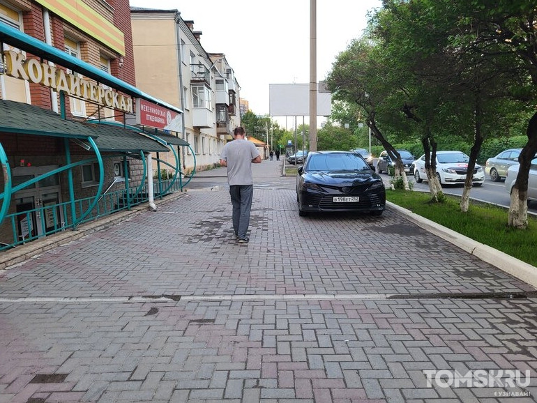 Мастера томской парковки: новые самокаты-нарушители или короли тротуаров