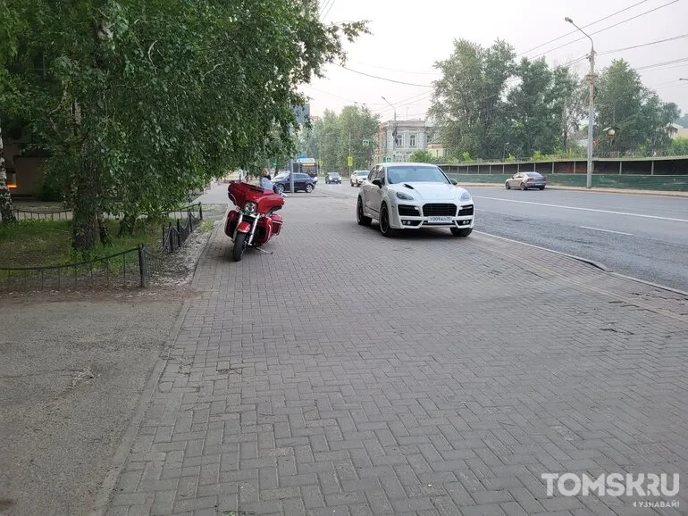 Мастера томской парковки: короли тротуара или неожиданные самокаты