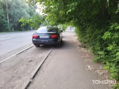 Мастера томской парковки: невозможные преграды или самокатный лабиринт