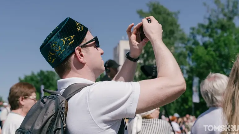 Томичи вовсю гуляют на День города: Сабантуй, Арбат и джаз на Ново-Соборной