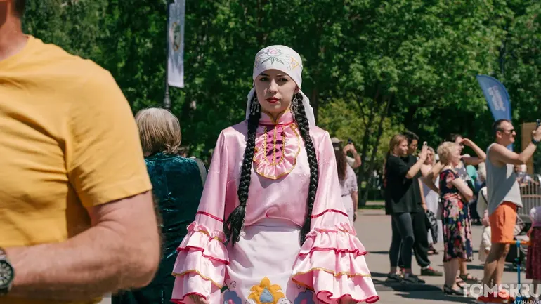 Томичи вовсю гуляют на День города: Сабантуй, Арбат и джаз на Ново-Соборной