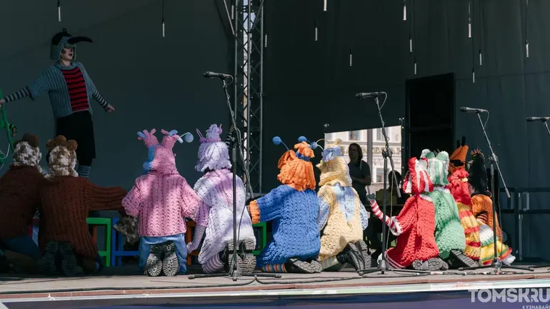 Томичи вовсю гуляют на День города: Сабантуй, Арбат и джаз на Ново-Соборной