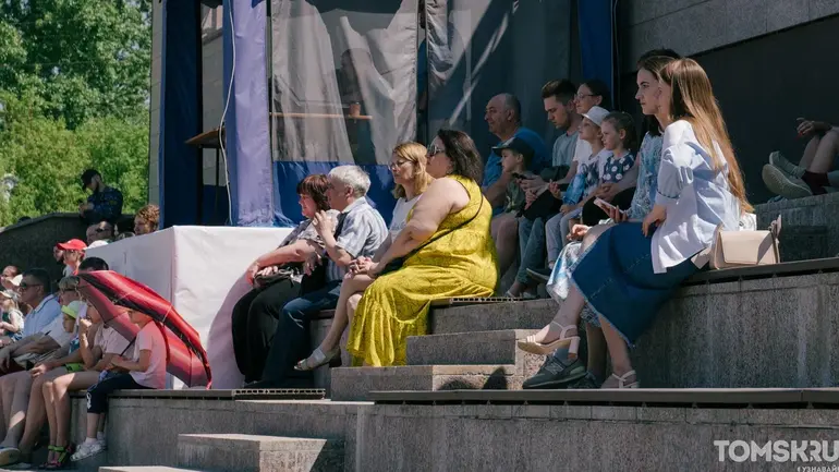 Томичи вовсю гуляют на День города: Сабантуй, Арбат и джаз на Ново-Соборной