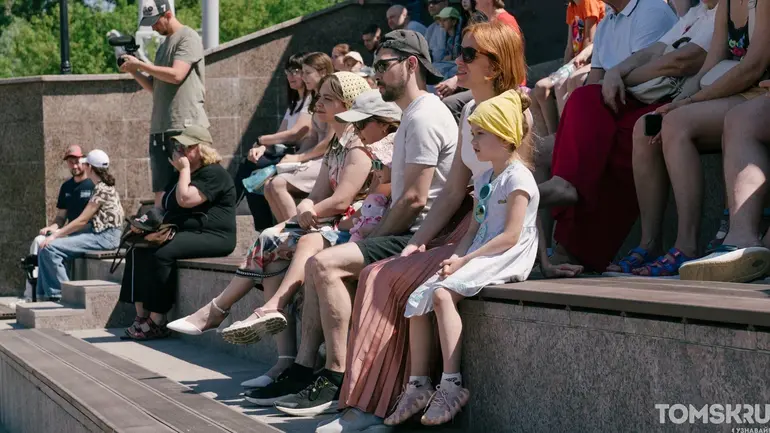 Томичи вовсю гуляют на День города: Сабантуй, Арбат и джаз на Ново-Соборной