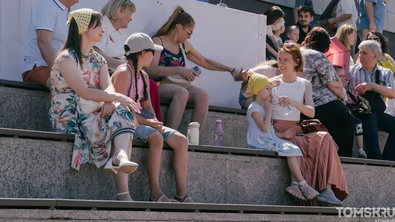 Томичи вовсю гуляют на День города: Сабантуй, Арбат и джаз на Ново-Соборной