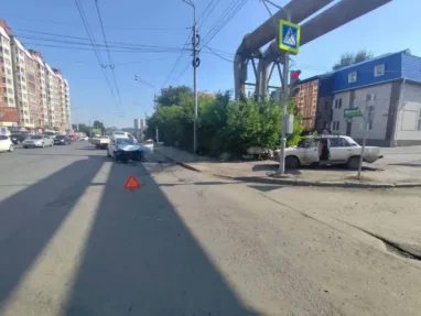 «ВАЗ» столкнулся с иномаркой, вылетел на тротуар и сбил пешехода в Томске