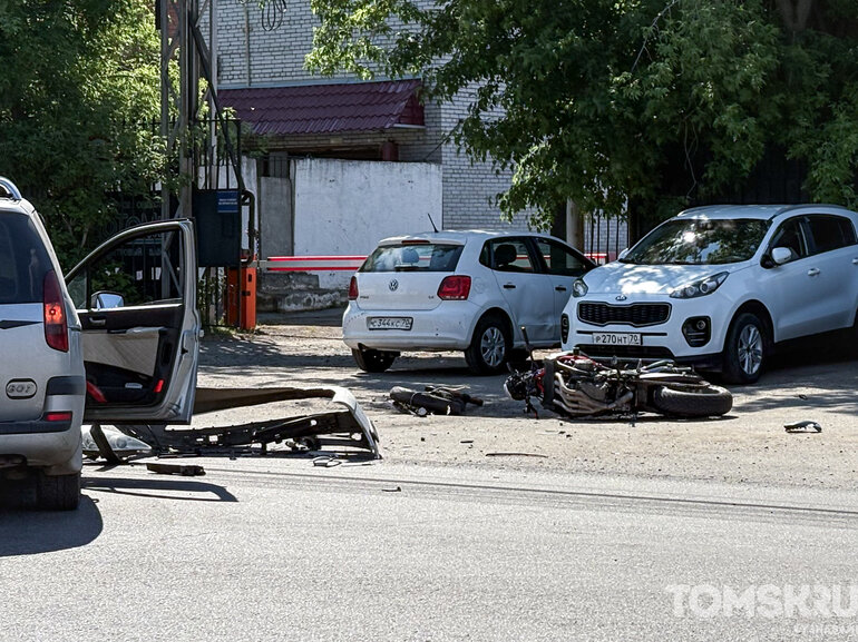 Движение на Герцена в Томске затруднено после ДТП с мотоциклистом