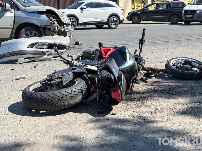 Движение на Герцена в Томске затруднено после ДТП с мотоциклистом