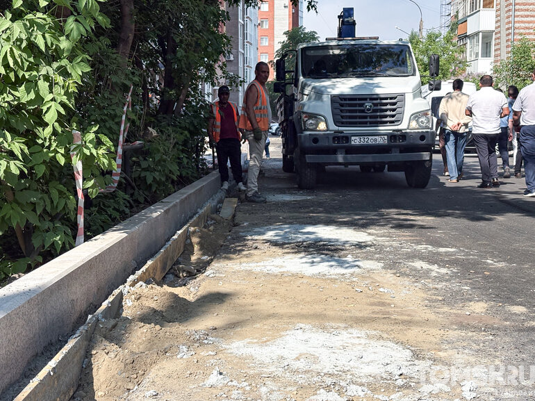На площади Ленина в Томске начали убирать старую разбитую плитку