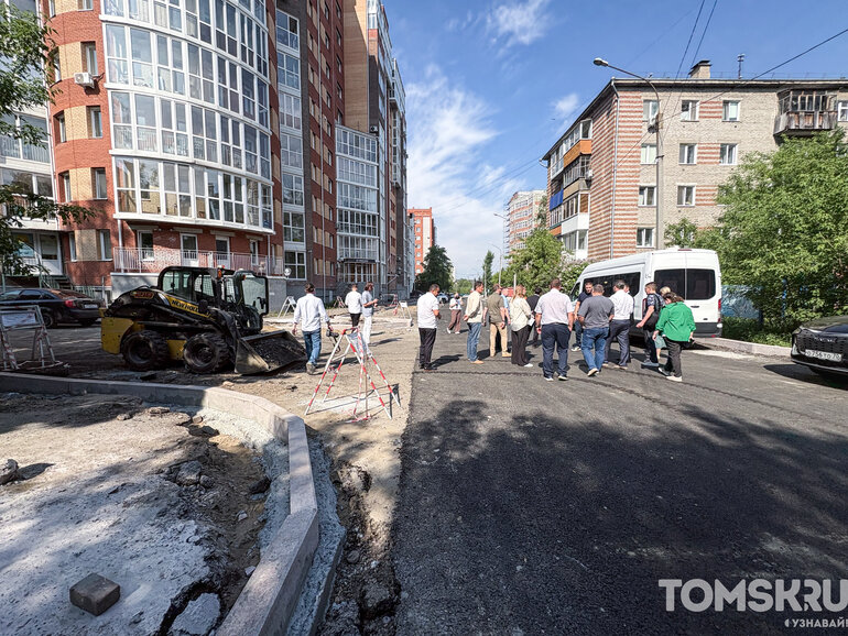 На площади Ленина в Томске начали убирать старую разбитую плитку