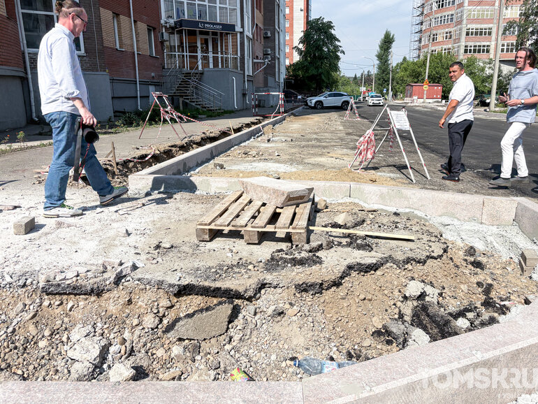На площади Ленина в Томске начали убирать старую разбитую плитку