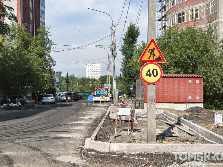 На площади Ленина в Томске начали убирать старую разбитую плитку