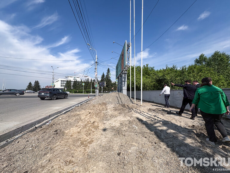 На площади Ленина в Томске начали убирать старую разбитую плитку