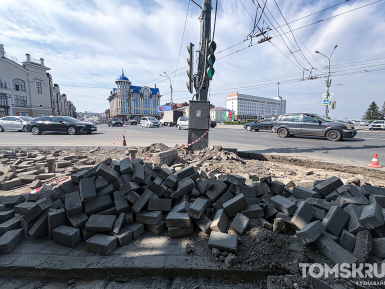 На площади Ленина в Томске начали убирать старую разбитую плитку