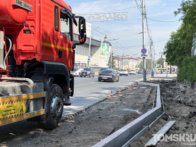 На площади Ленина в Томске начали убирать старую разбитую плитку