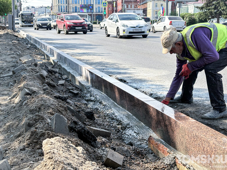 На площади Ленина в Томске начали убирать старую разбитую плитку