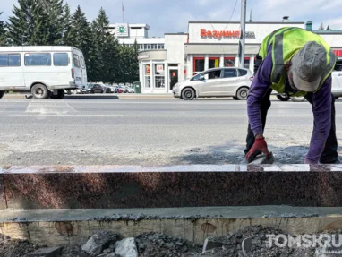 На площади Ленина в Томске начали убирать старую разбитую плитку