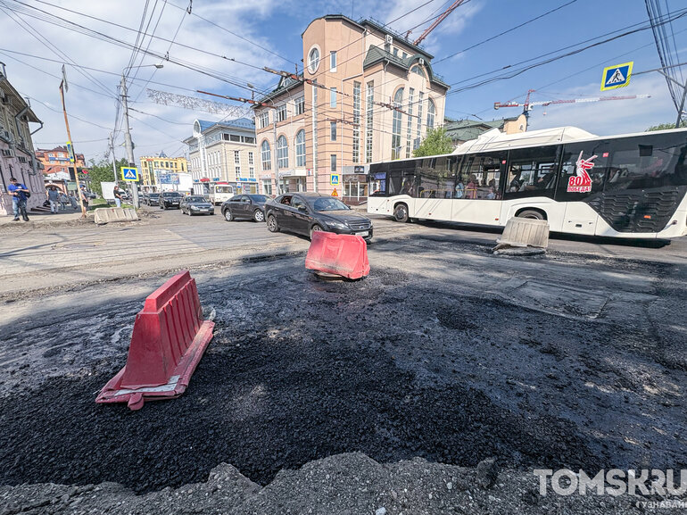 На площади Ленина в Томске начали убирать старую разбитую плитку