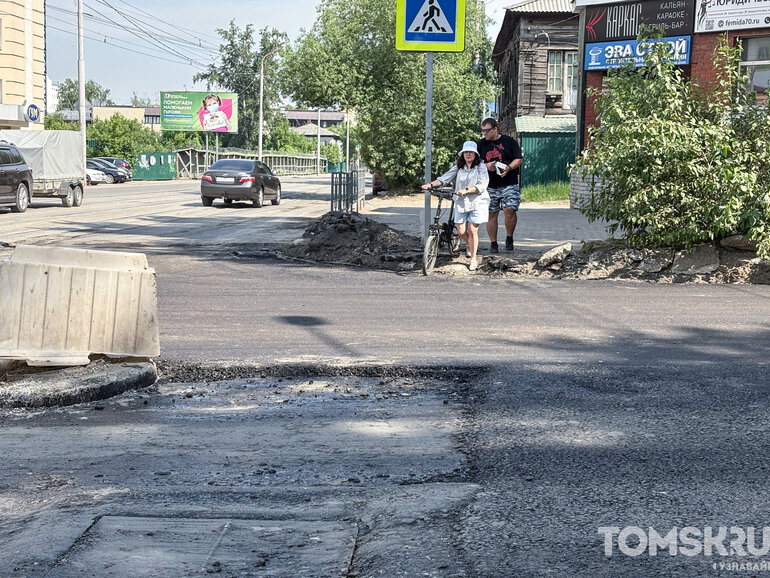 На площади Ленина в Томске начали убирать старую разбитую плитку