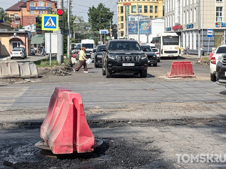 На площади Ленина в Томске начали убирать старую разбитую плитку