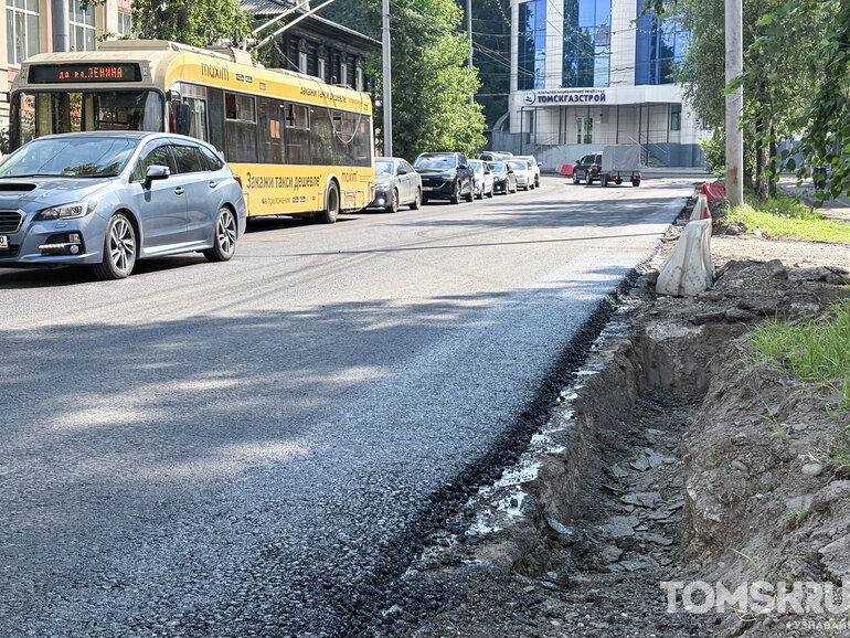 На площади Ленина в Томске начали убирать старую разбитую плитку