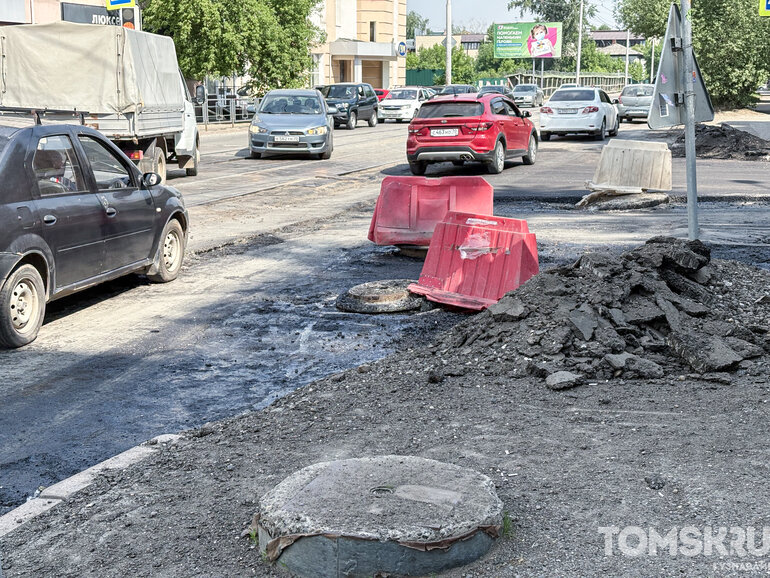 На площади Ленина в Томске начали убирать старую разбитую плитку