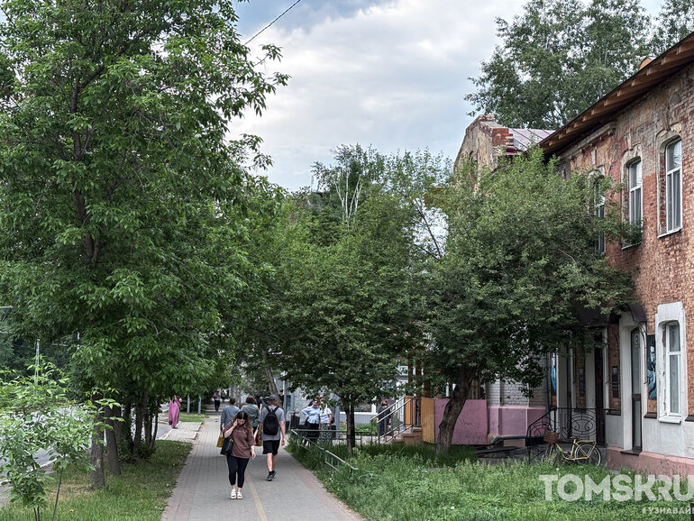 Крышу богадельни Миллюнонек ремонтируют на проспекте Кирова в Томске